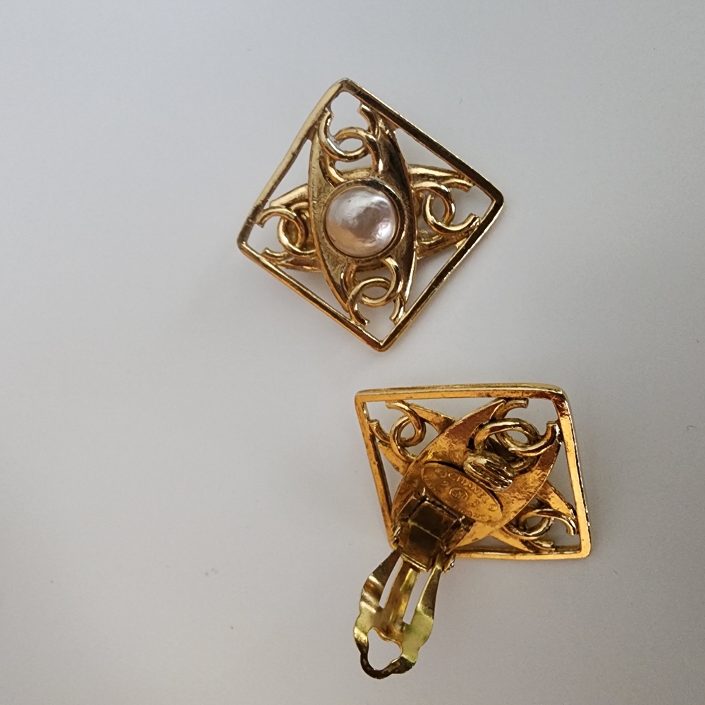 CHANEL Early 90's 4 CC COCO Square With Pearls Earrings - Picture 8 of 11